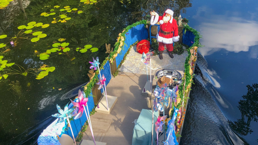 santa-boat